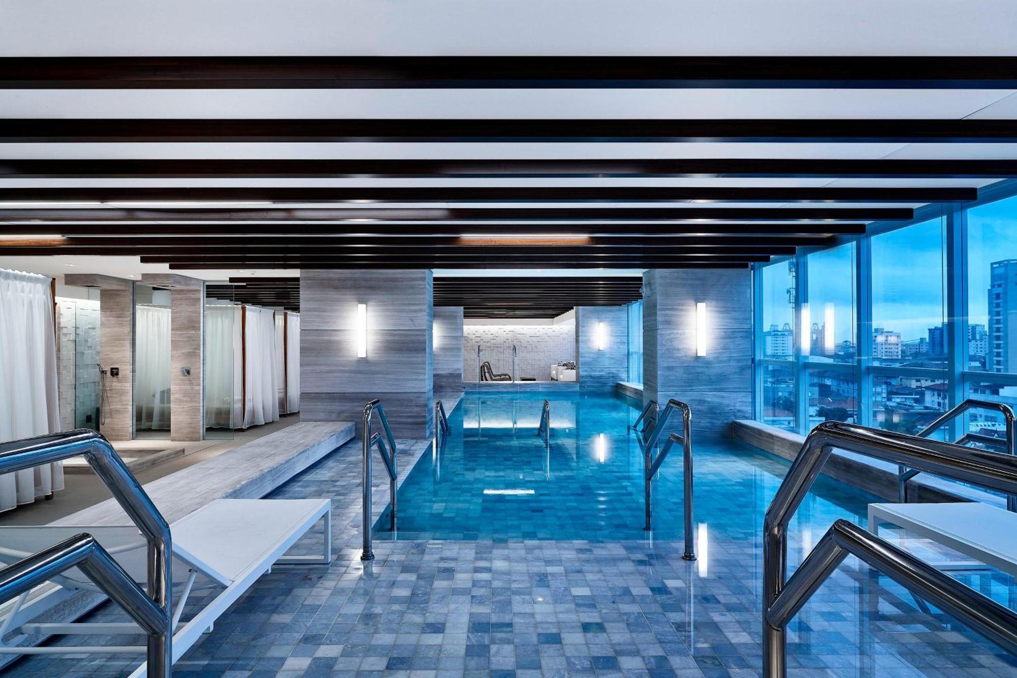 Sheraton Santos Hotel Dış mekan fotoğraf The pool at the Ritz-Carlton, Osaka